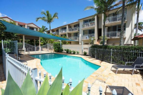 Hola Kirra - Ocean Blue Beachfront Oasis with Balcony